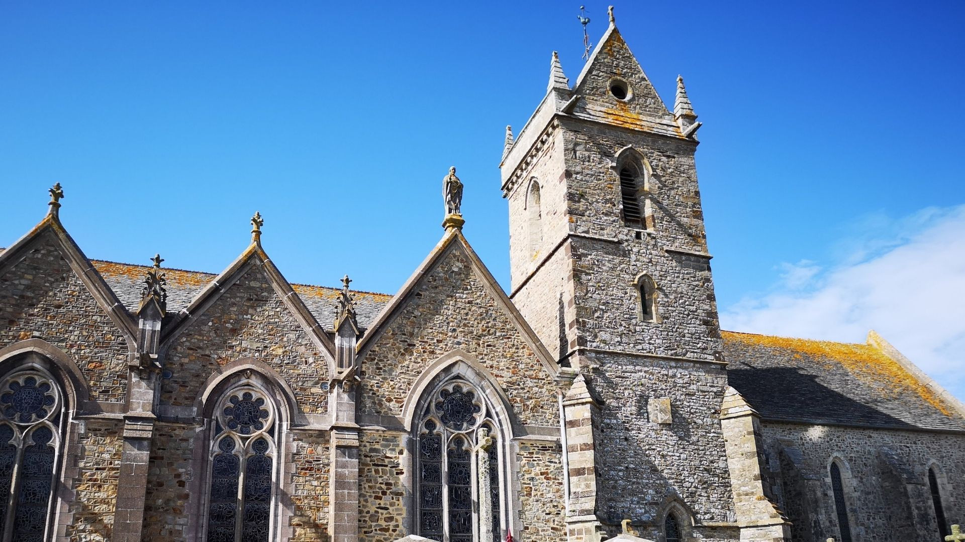 Église en granit sous un ciel bleu - Bretagne - France