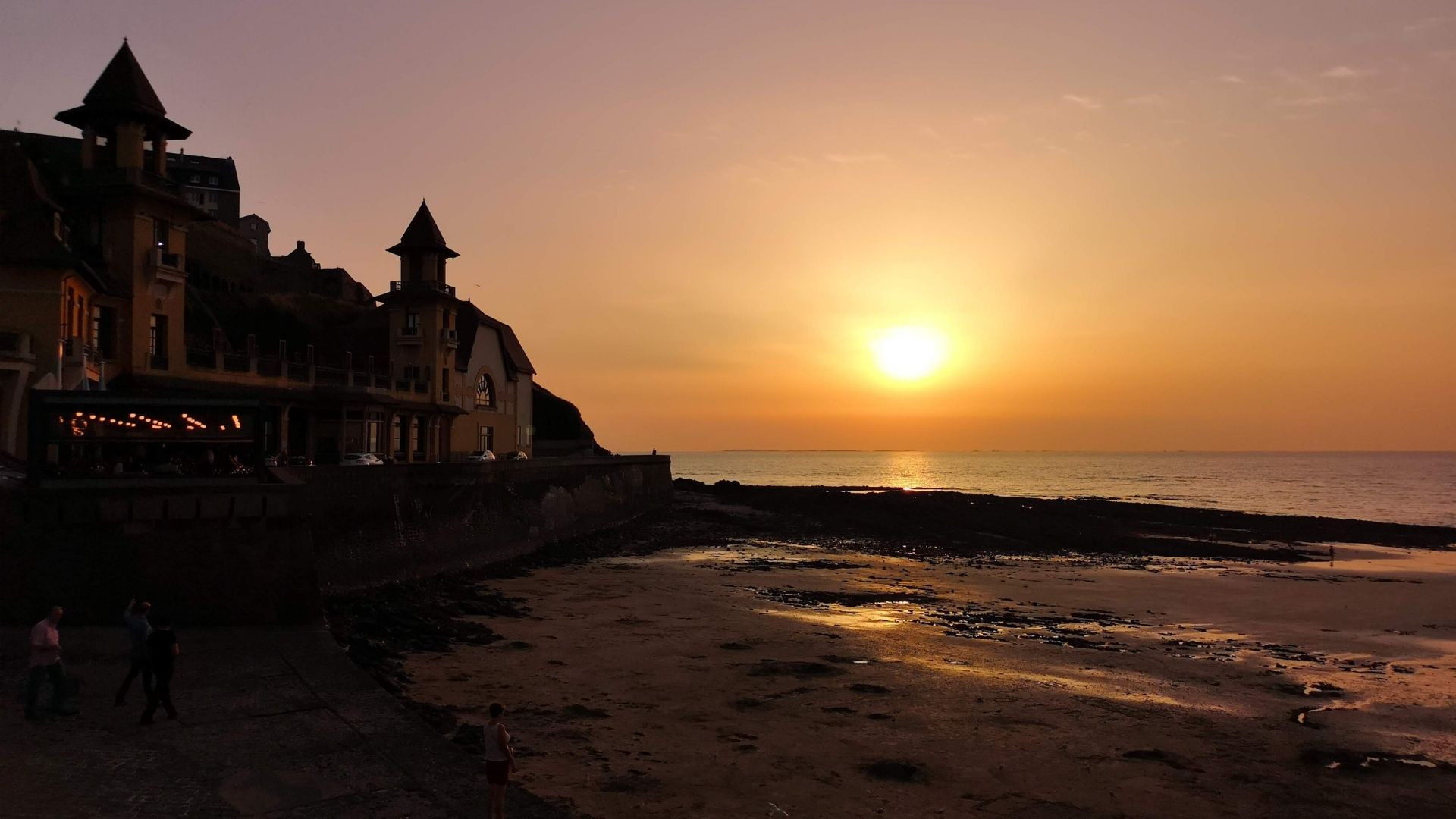 Coucher de soleil sur la plage et villas balnéaires - Bretagne - France