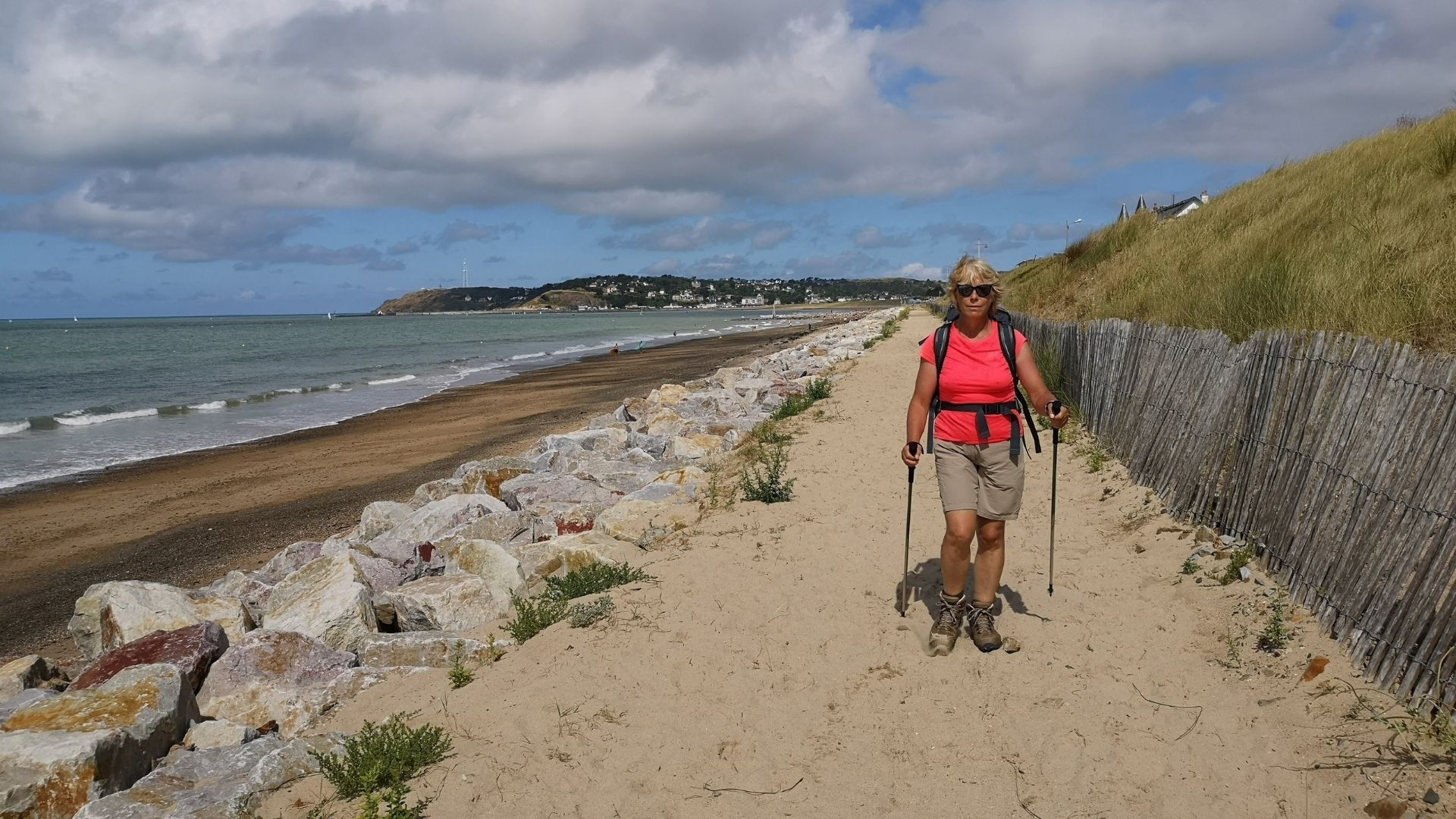 Randonneuse sur un sentier littoral en bord de plage - France