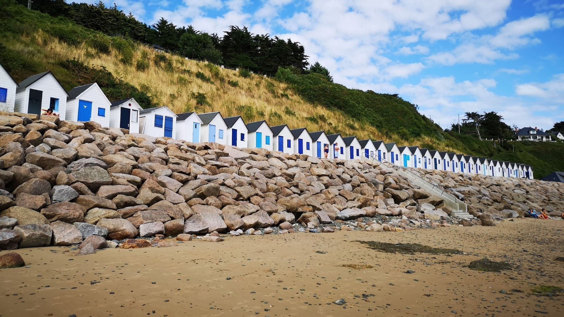 Cabines de plage colorées sur la côte normande - Normandie - France