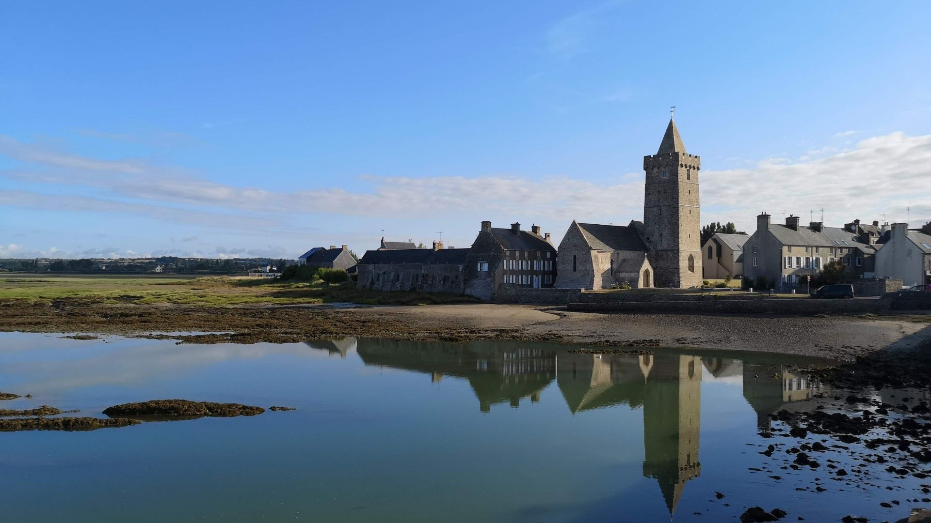 Église et village côtier reflétés dans le havre - Portbail - Cotentin - France