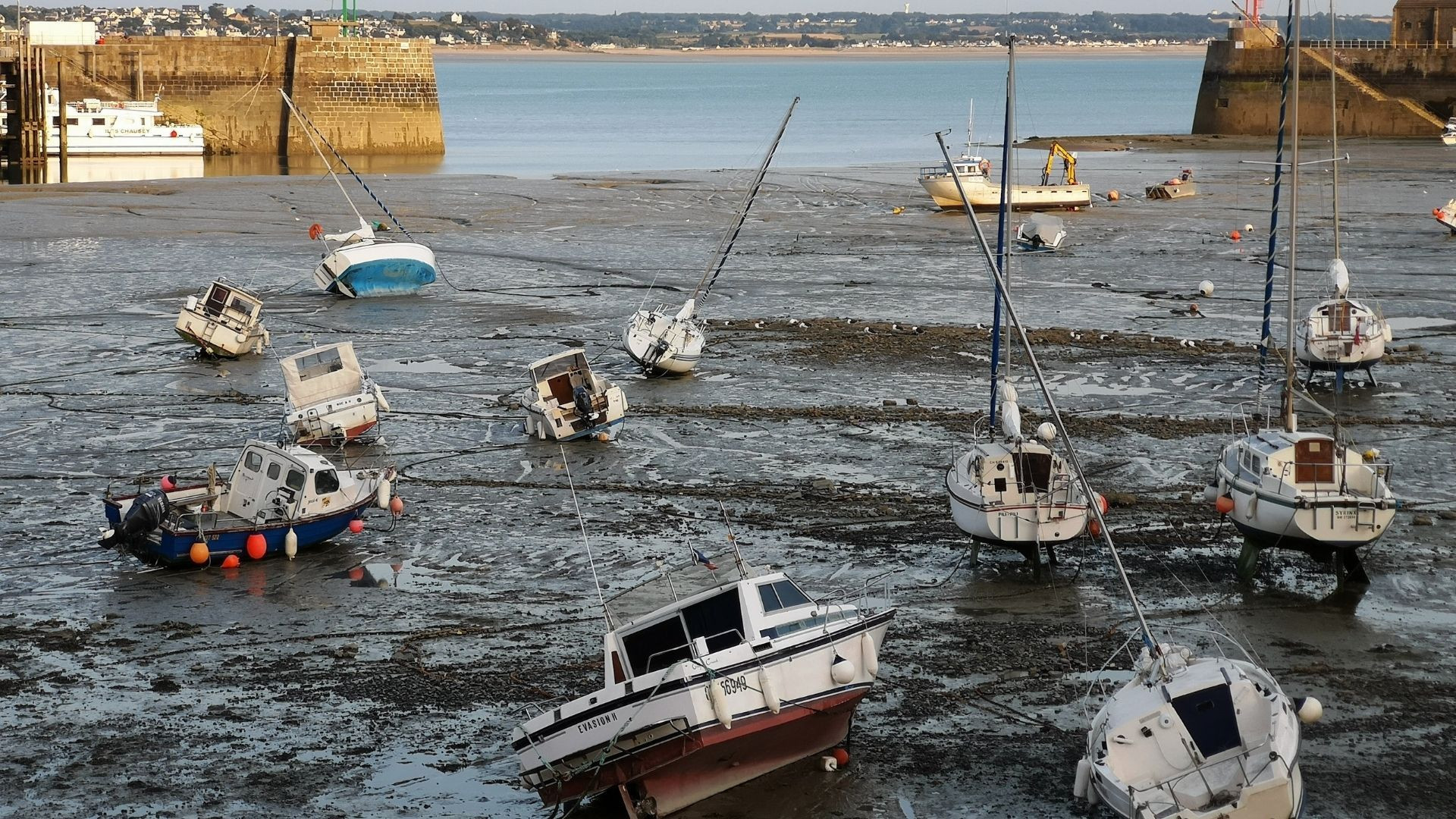 Bateaux de pêche échoués à marée basse - Bretagne - France