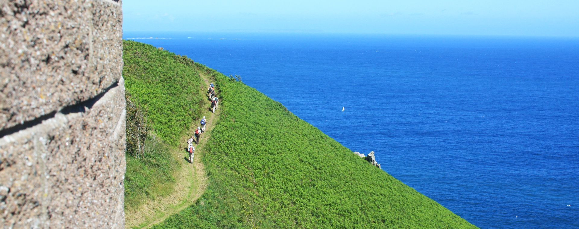 Randonneurs sur le sentier côtier - Côte nord de Jersey