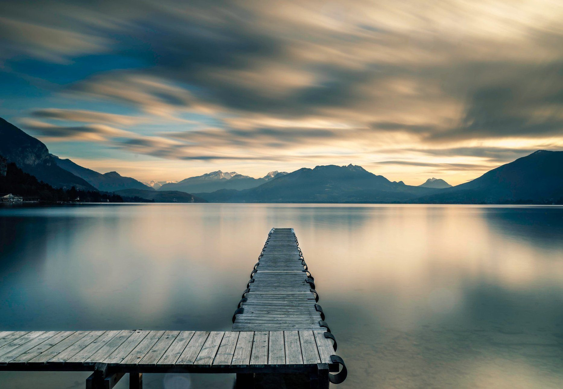 Ponton sur le lac au crépuscule - Lac d'Annecy, Aravis - Alpes, France