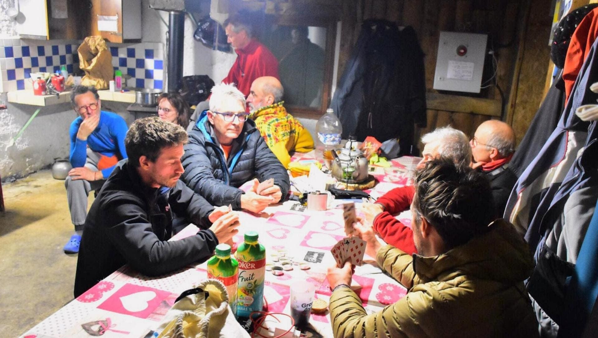 Jeu de cartes en groupe dans un refuge - Vercors - France