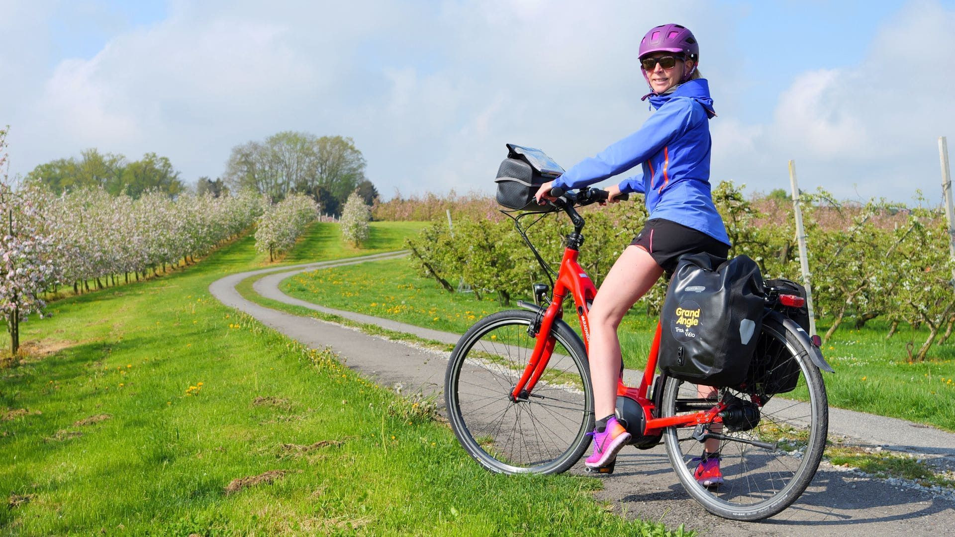 Cycliste parmi les pommiers en fleurs - Vergers - Allemagne