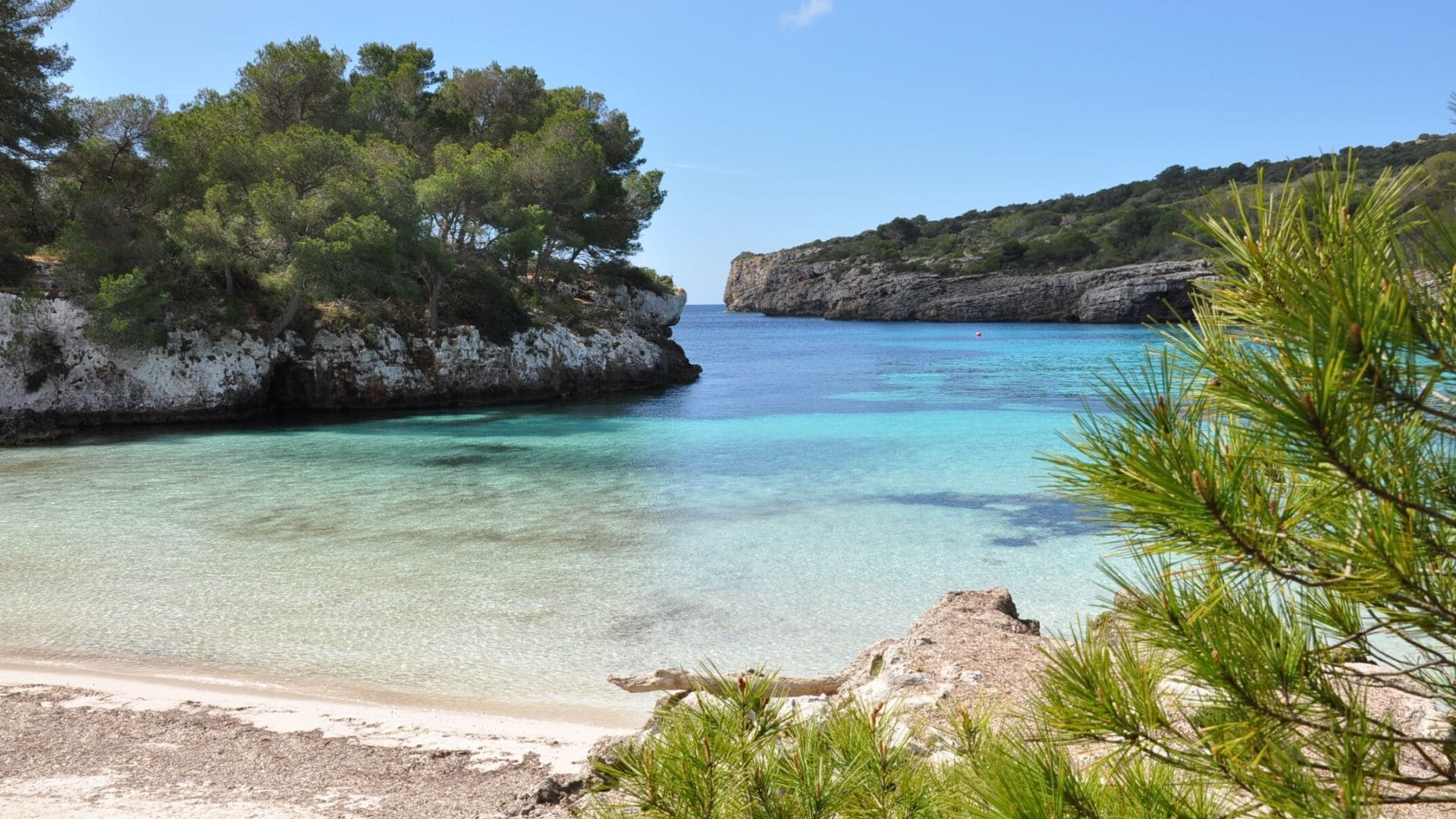 Crique turquoise aux eaux limpides - Méditerranée