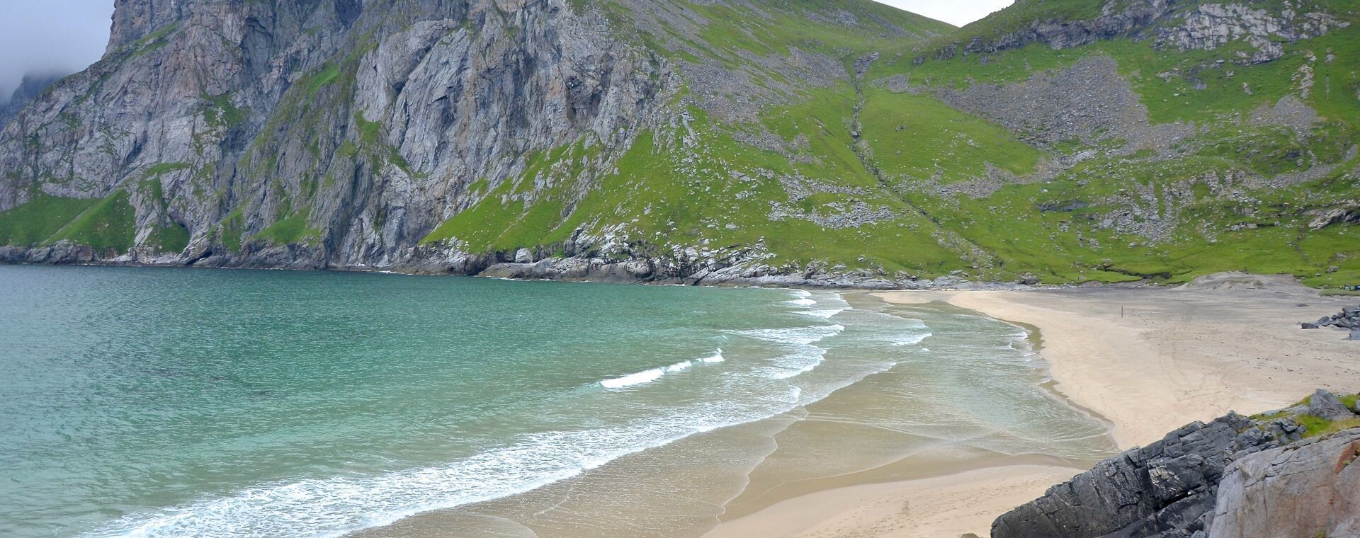 Plage de Kvalvika et ses falaises verdoyantes - Lofoten - Norvège