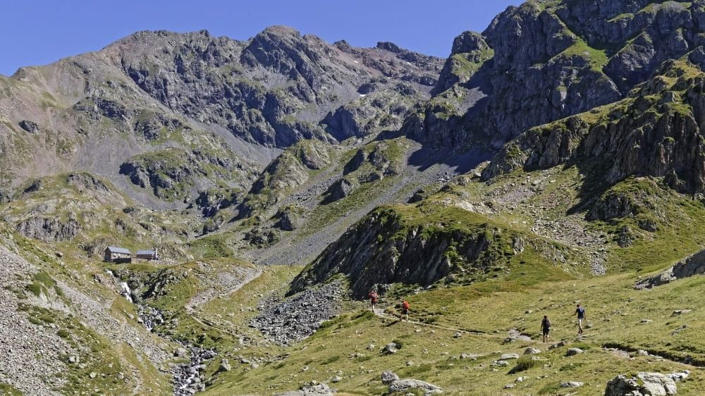 Randonneurs vers le refuge de la Blanche - Alpes - France