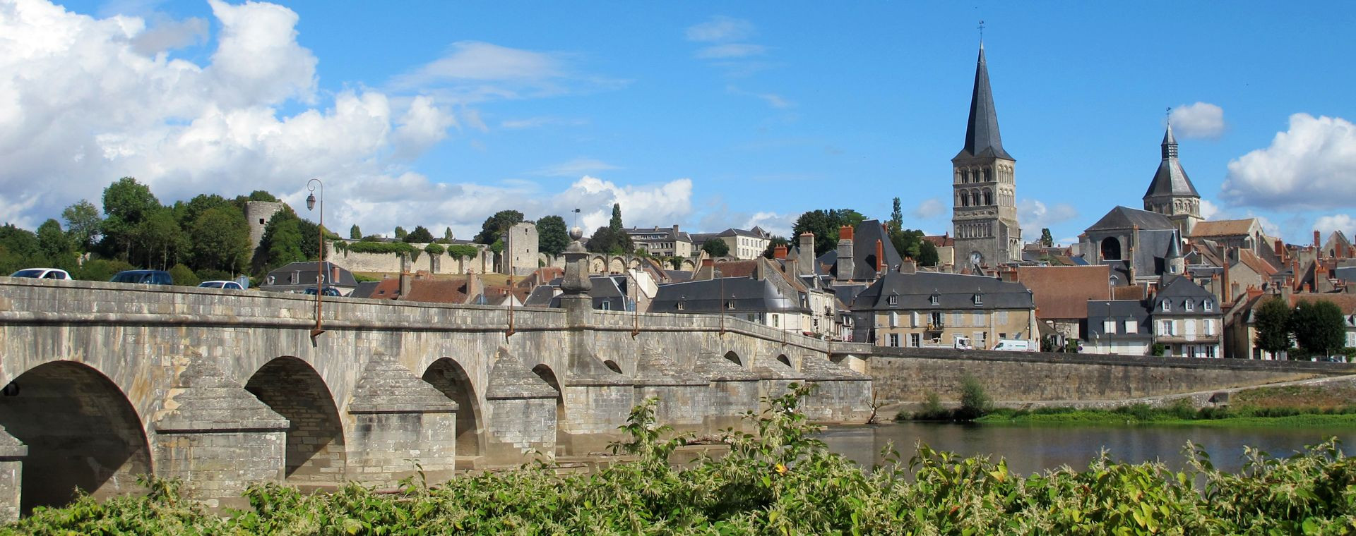 Pont de pierre et clochers sur la Loire - La Charité-sur-Loire - Nièvre - France