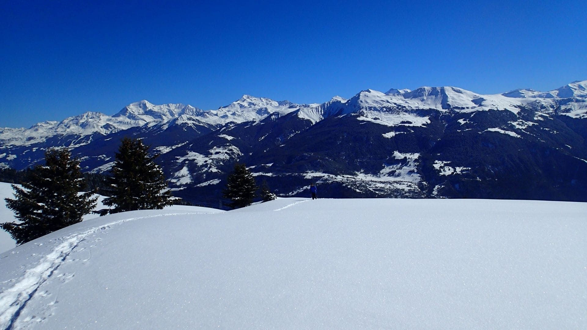 Randonnée raquettes face aux Alpes enneigées - La Combe au Roi - France
