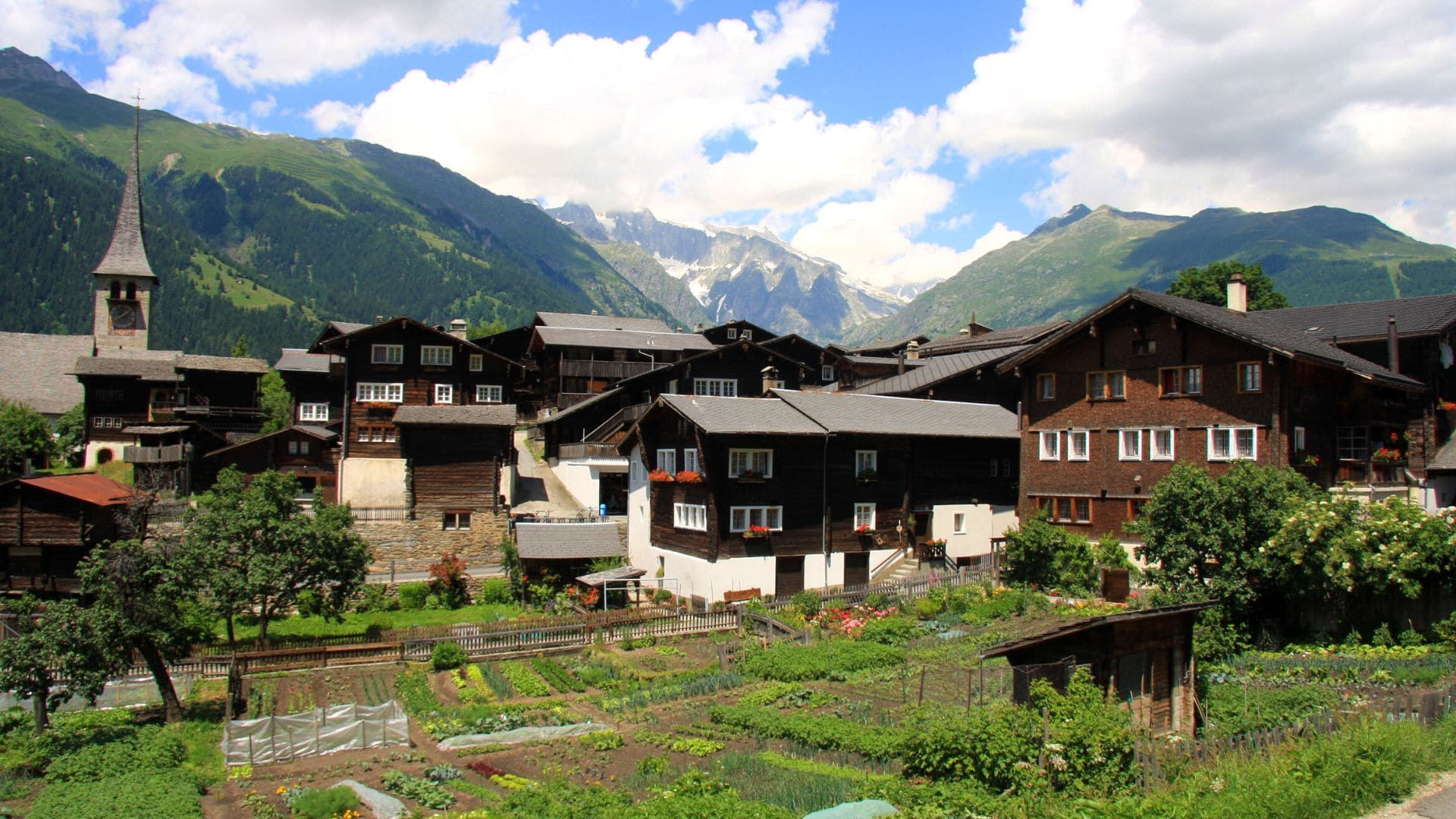 Village d'Ernen et chalets de bois dans le Valais - Suisse