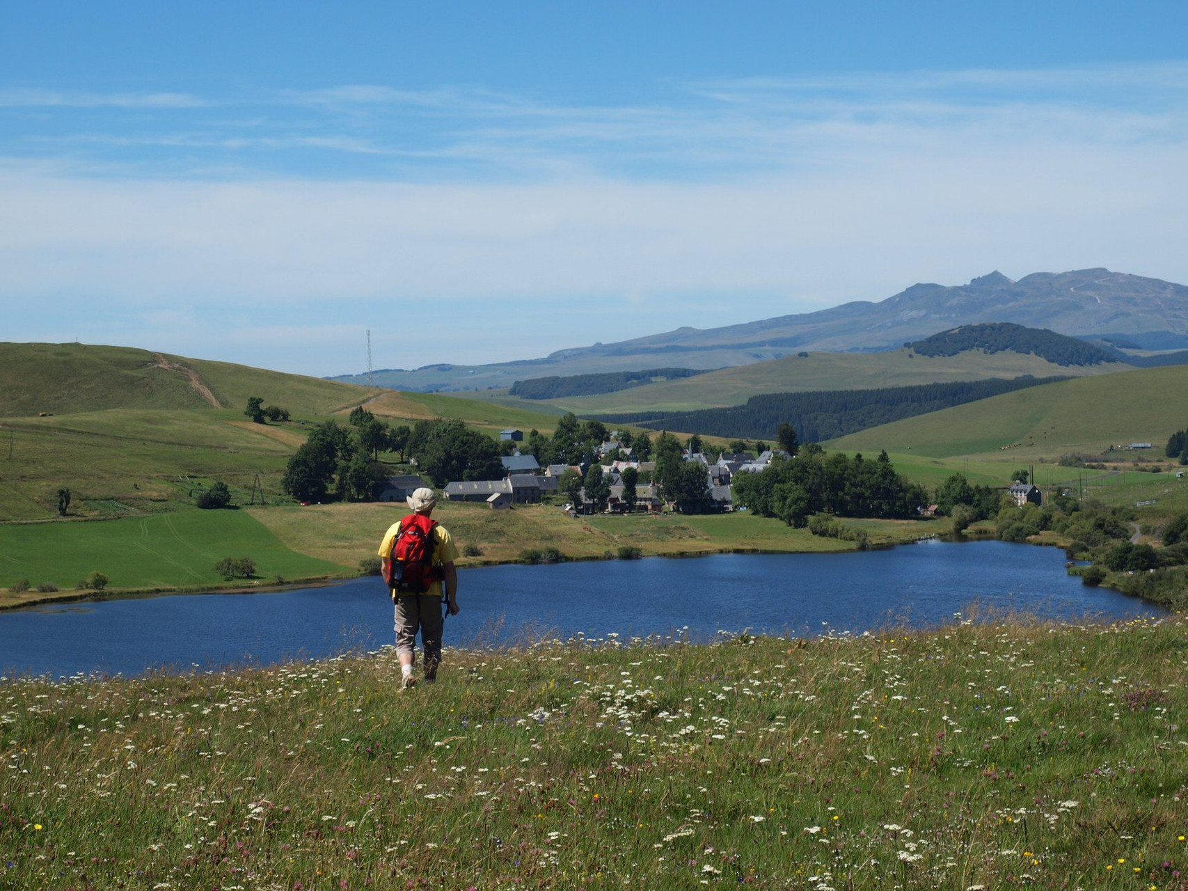 © P. Saint-Jean Randonneur au-dessus du lac de La Godivelle - Auvergne - France