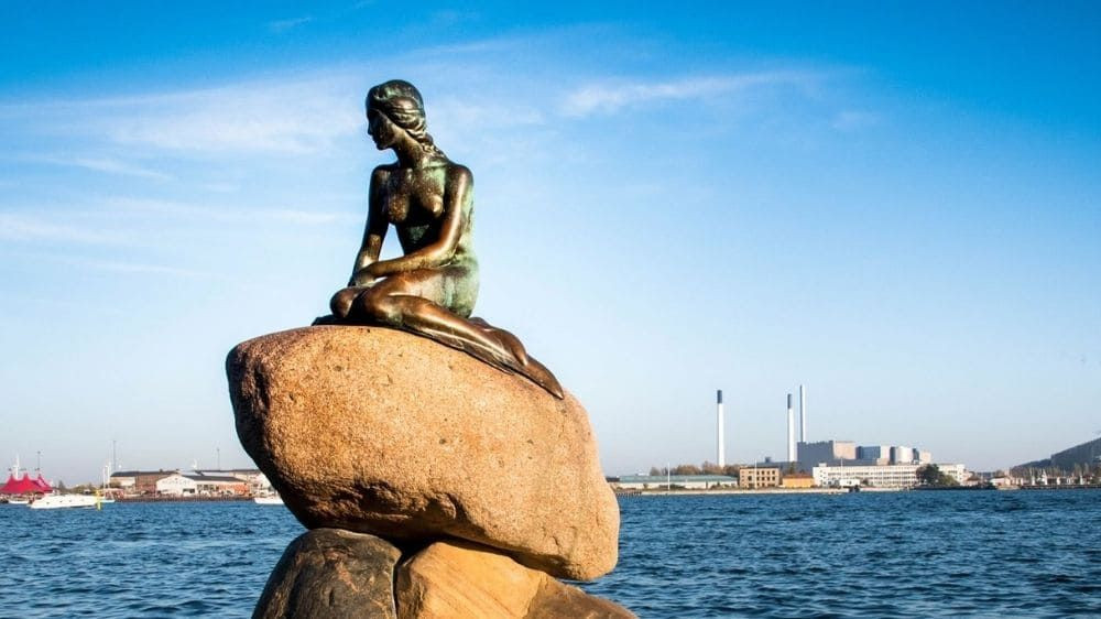 La statue de la Petite Sirène au bord de l'eau - Copenhague - Danemark