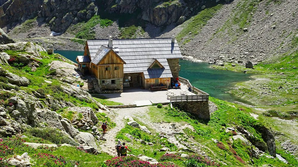 Refuge de la Pra au bord du lac - Massif de Belledonne - Alpes, France