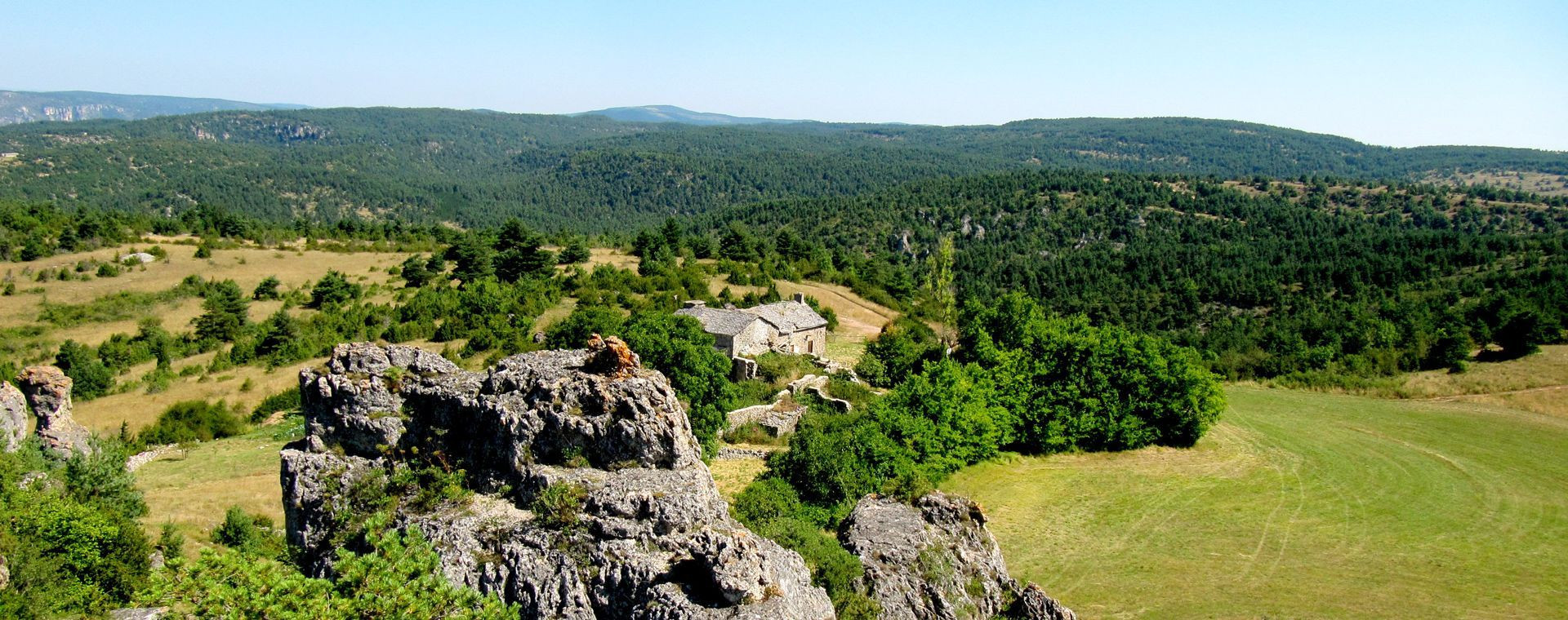 Causse boisé et ferme isolée sur les hauteurs - Causses - France