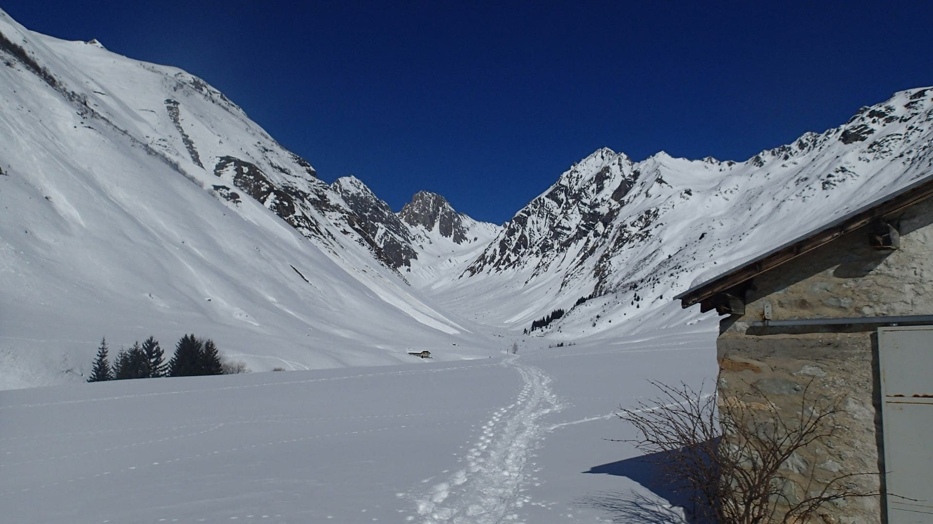 Vallée enneigée sous les sommets - Vallée du Forand - Alpes