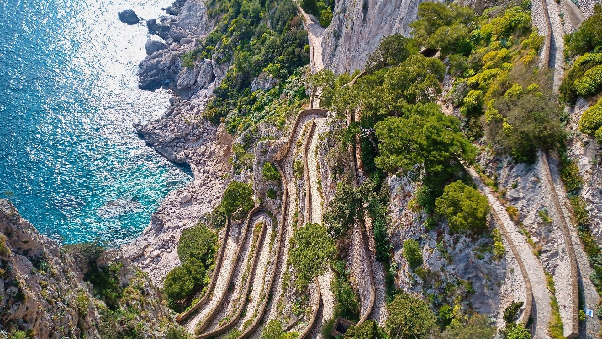 © Tania Gherli Via Krupp en lacets au-dessus de la mer - Capri - Italie