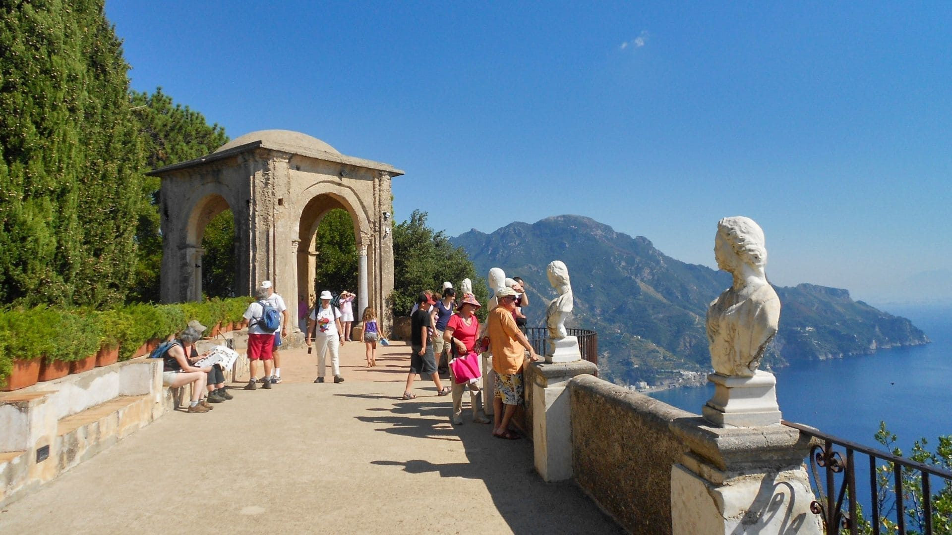© Tania Gherli Terrasse de la Villa Cimbrone surplombant la côte amalfitaine - Ravello - Italie