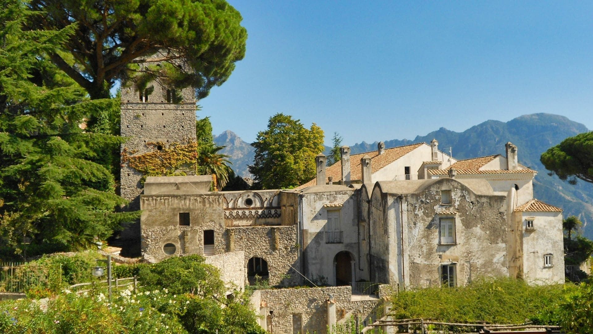 © Tania Gherli La Villa Rufolo à Ravello surplombant la côte - Côte amalfitaine - Italie