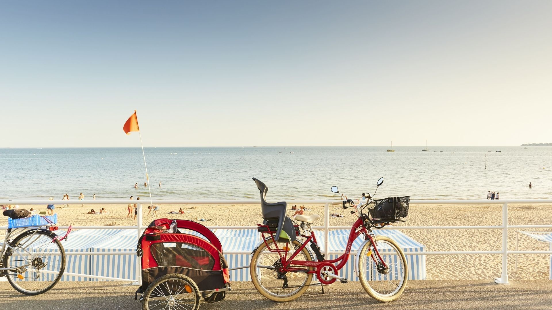 Vélos sur le remblai face à la plage - La Baule - France