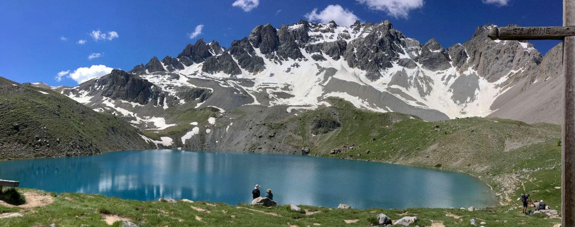 Lac turquoise au pied des sommets enneigés - Massif du Queyras - Alpes - France
