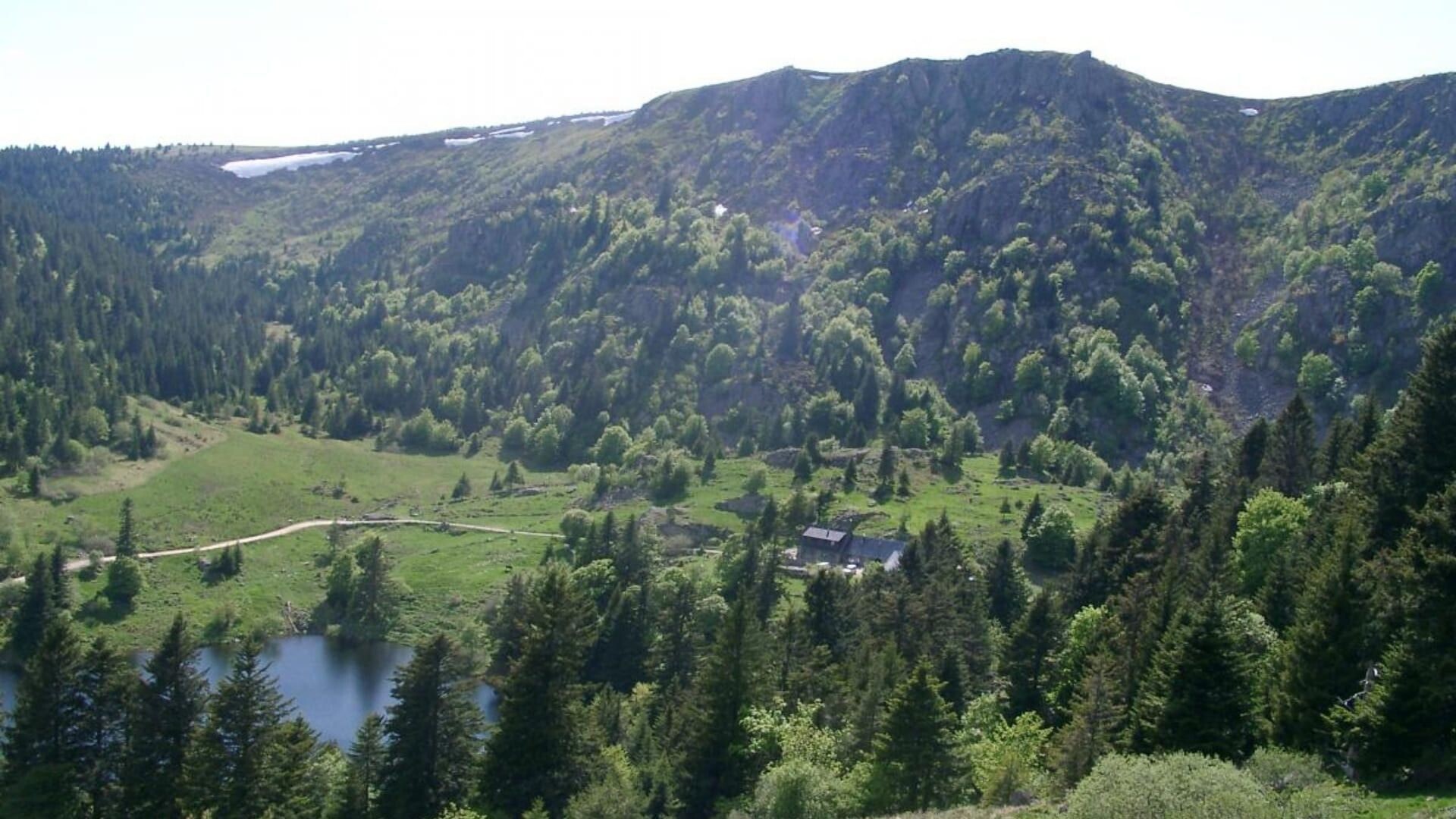 Lac glaciaire et cirque boisé - Hautes-Vosges - France