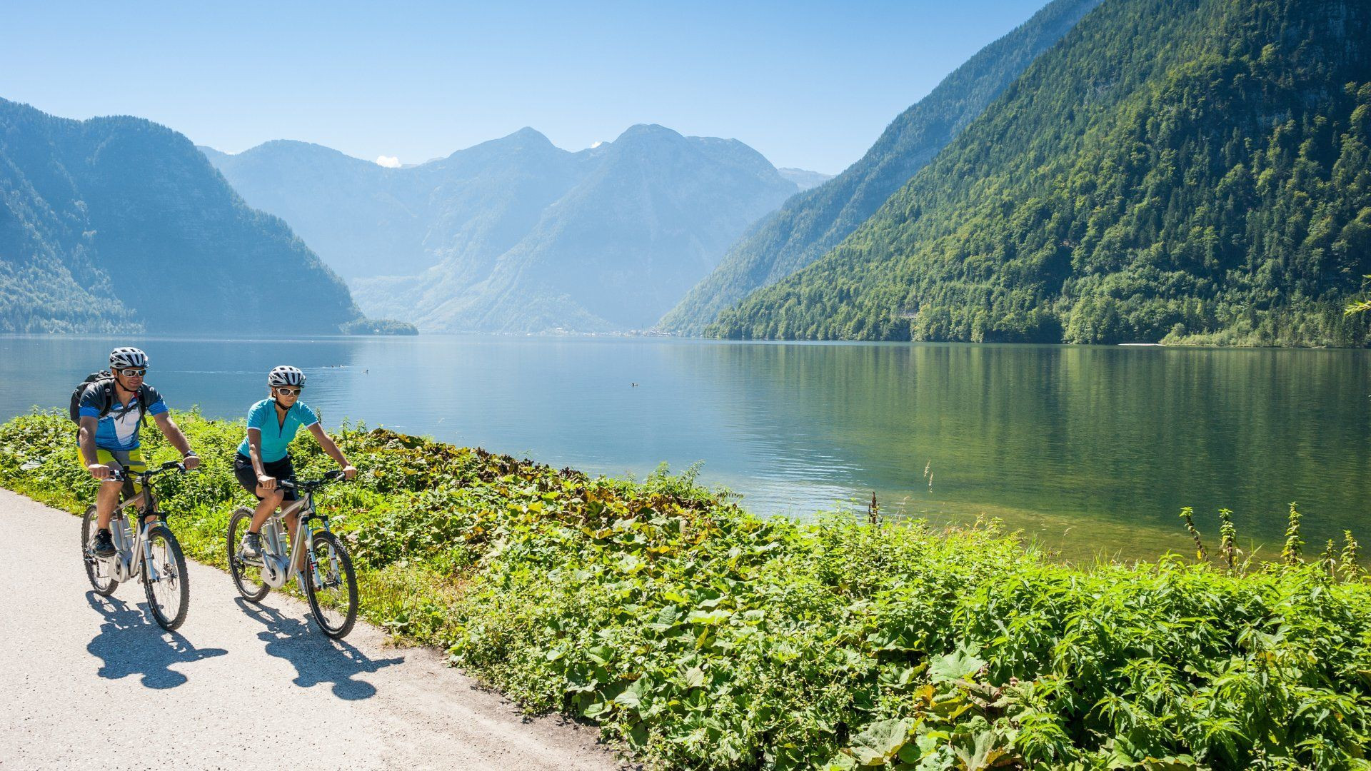Cyclistes au bord du lac du Salzkammergut - Autriche