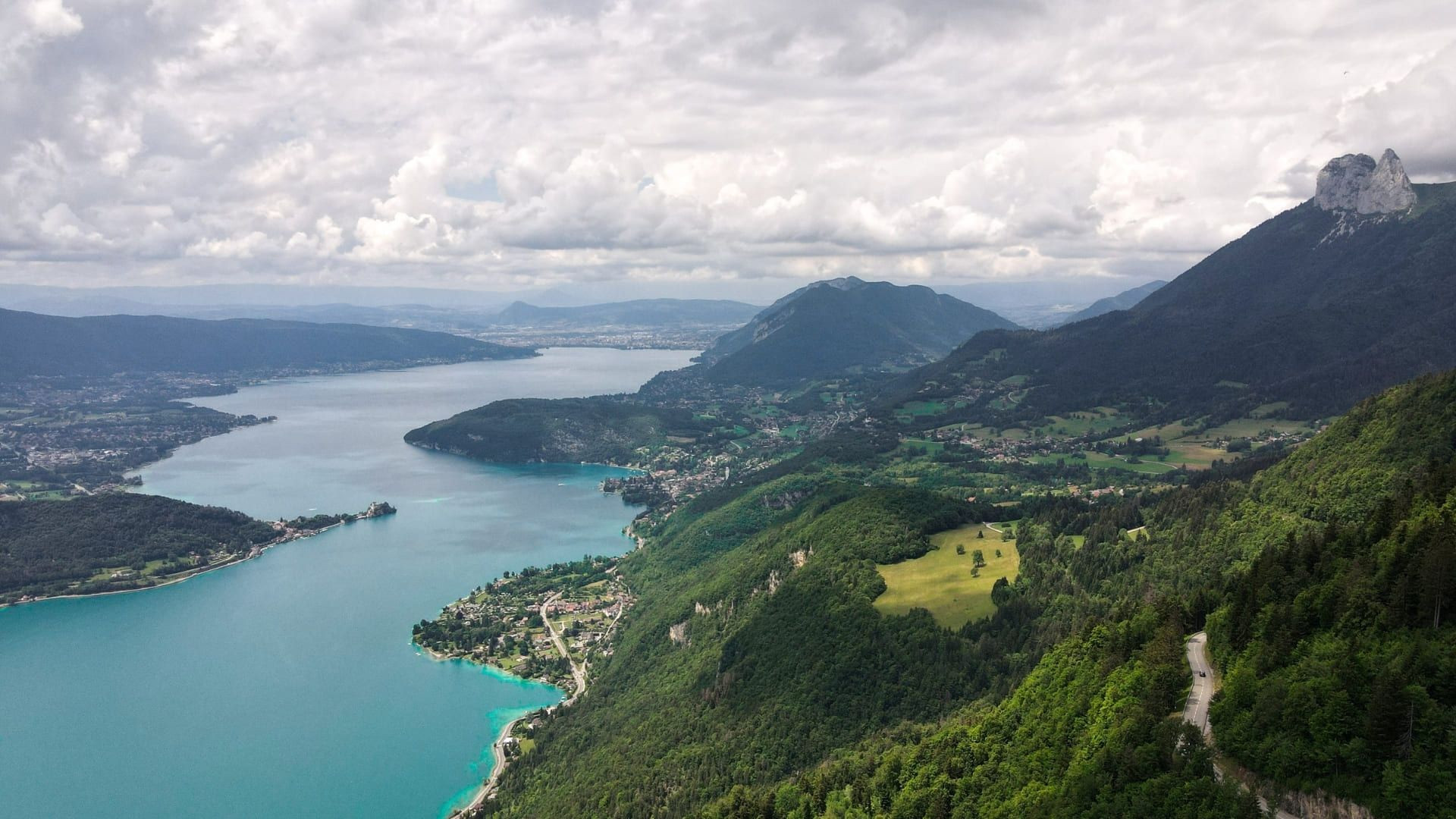 © Aurelien Krier, Unsplash Lac d'Annecy vu d'en haut - Alpes - France