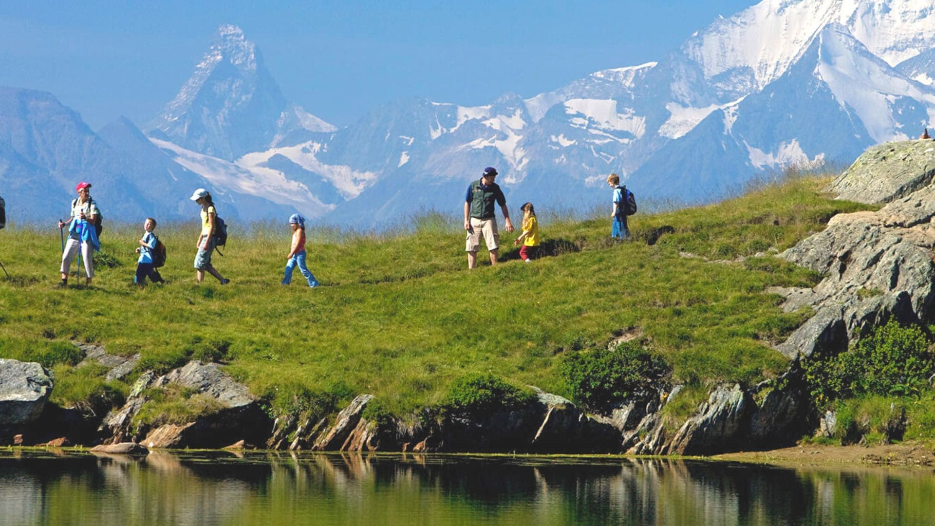 Randonneurs au lac Bleu d'Arolla face au Cervin et au Weisshorn - Valais - Suisse