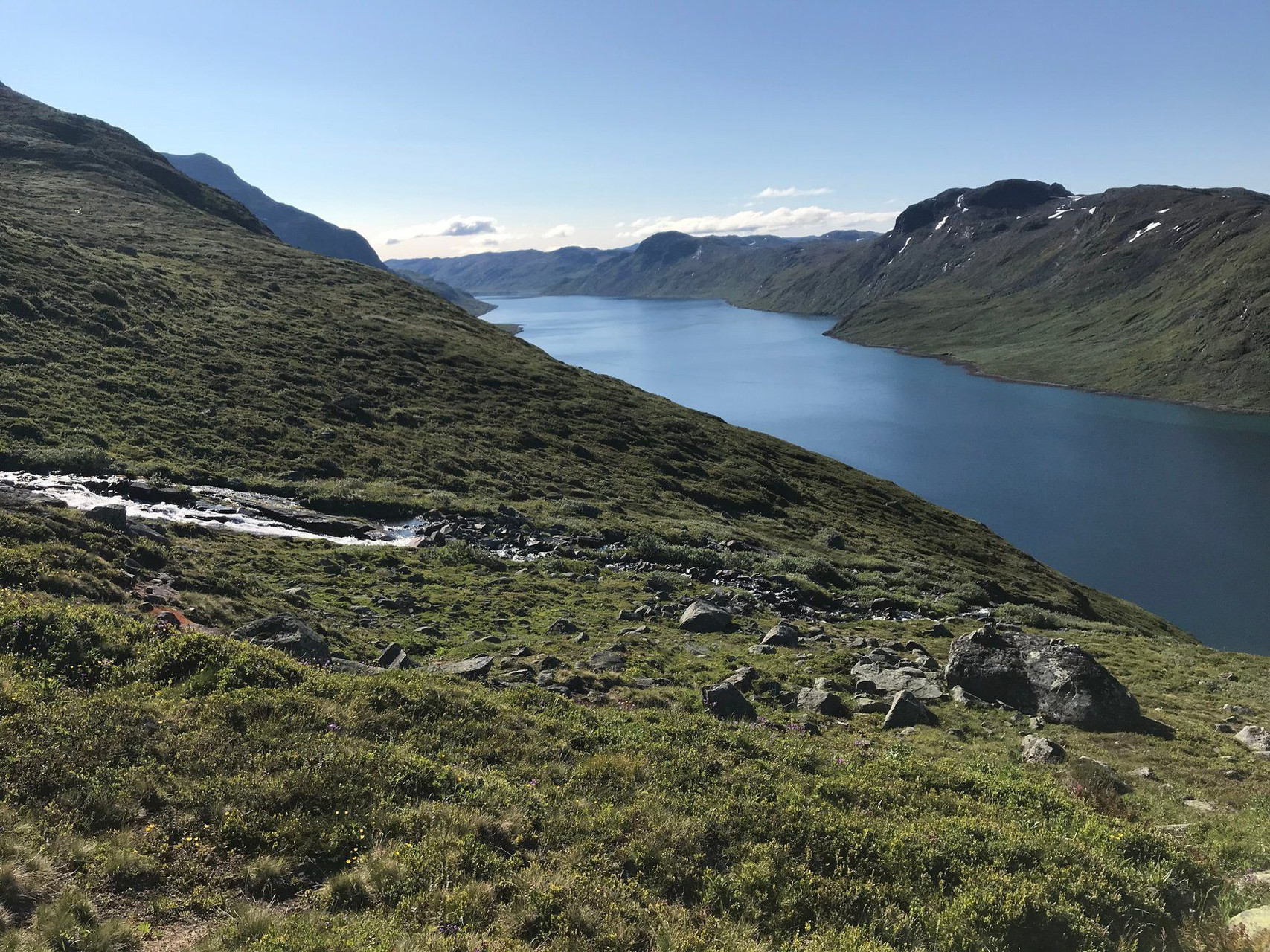 Lac de Bygdin entre les montagnes - Jotunheimen - Norvège