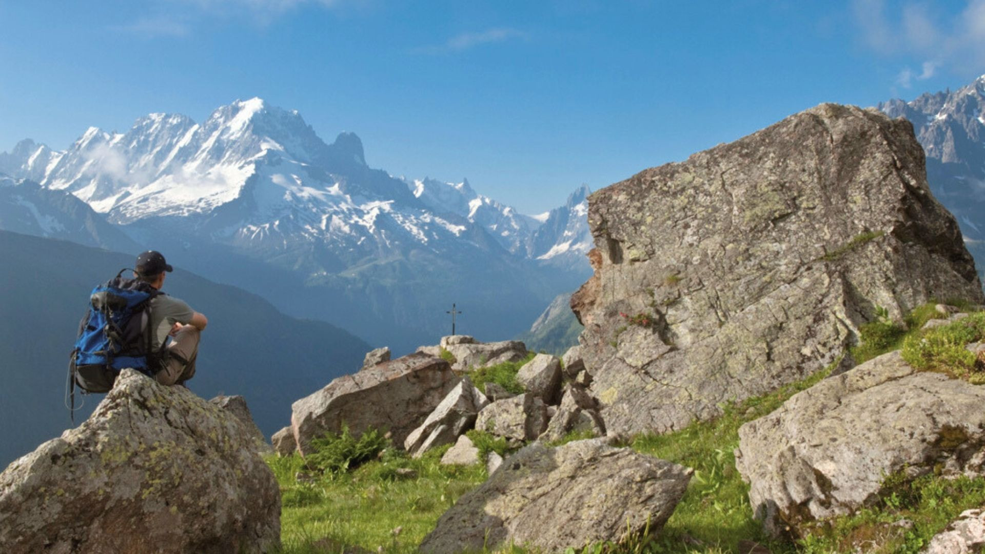 Randonneur au repos face au massif du Mont-Blanc - Alpes - France