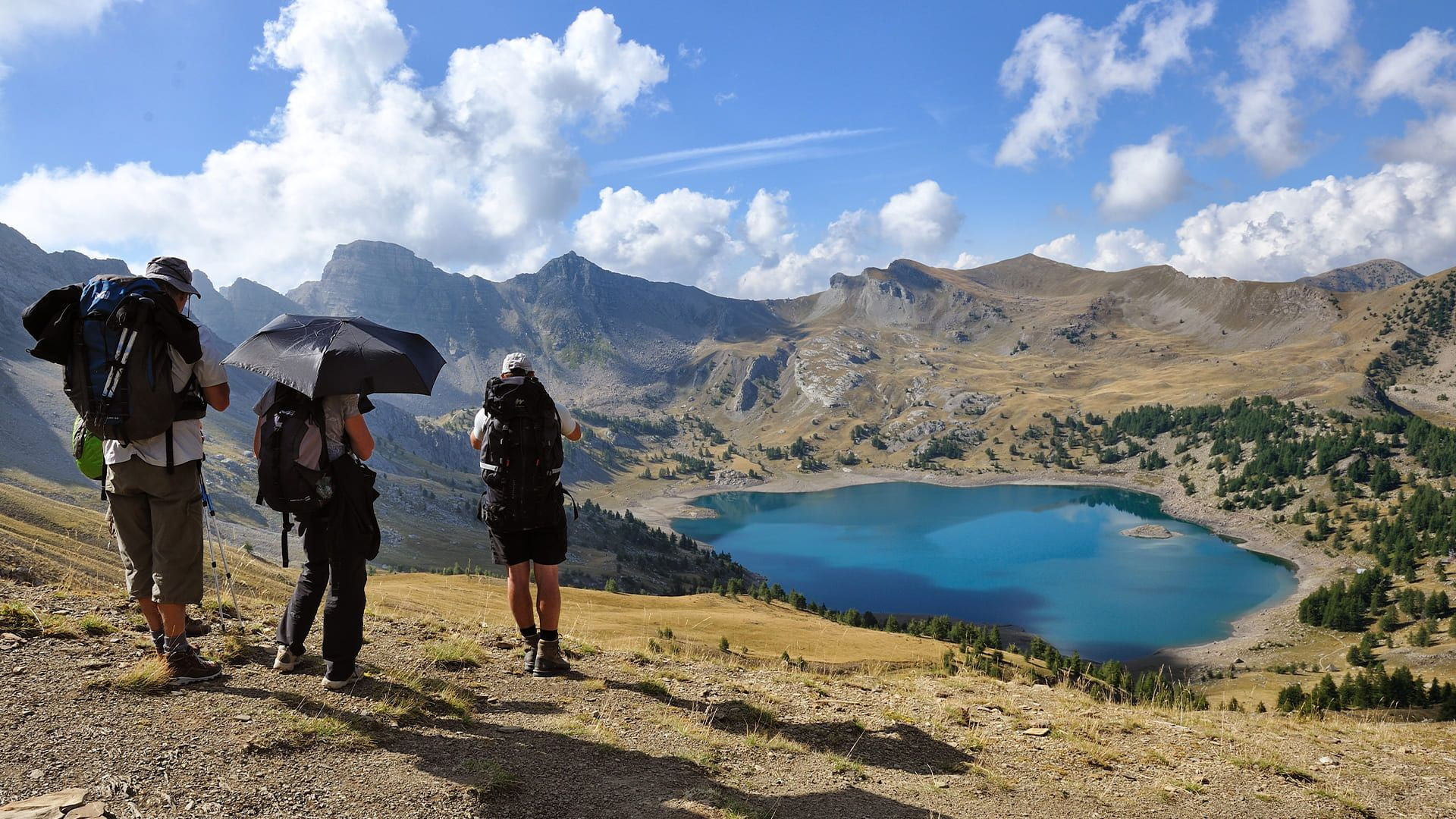 © O. Tafani Randonneurs surplombant le lac d'Allos - Mercantour - France