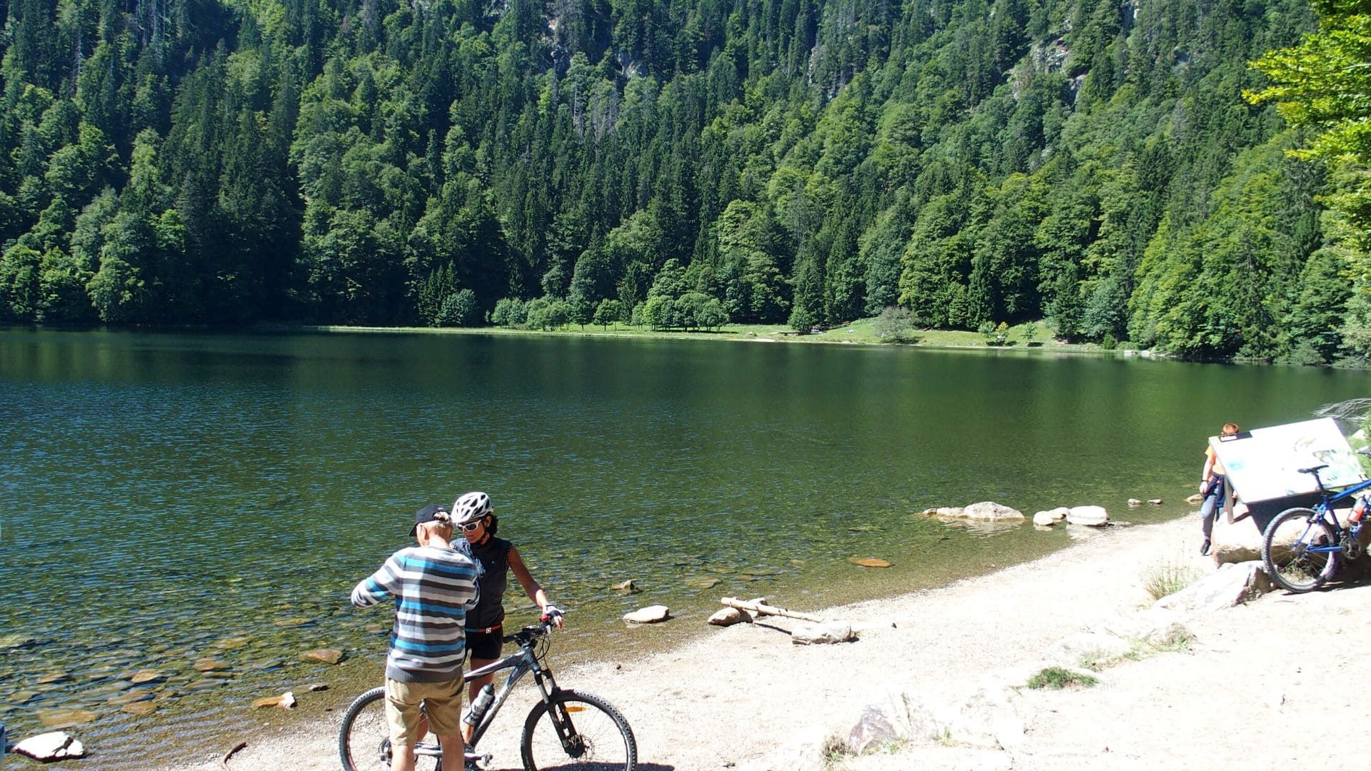 © Jean-Claude Praire VTTistes au bord du Feldsee - Forêt-Noire - Allemagne