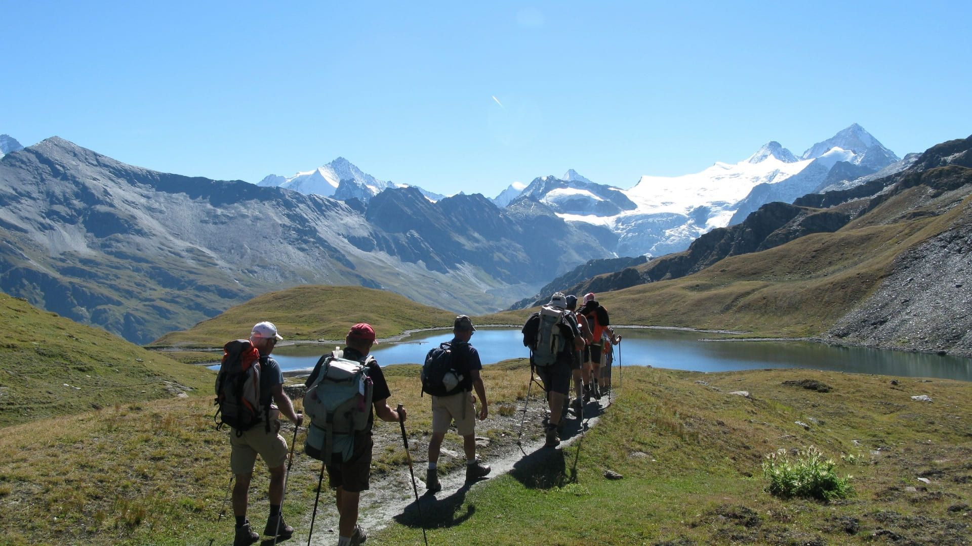 Randonneurs vers un lac de montagne - Alpes suisses - Suisse