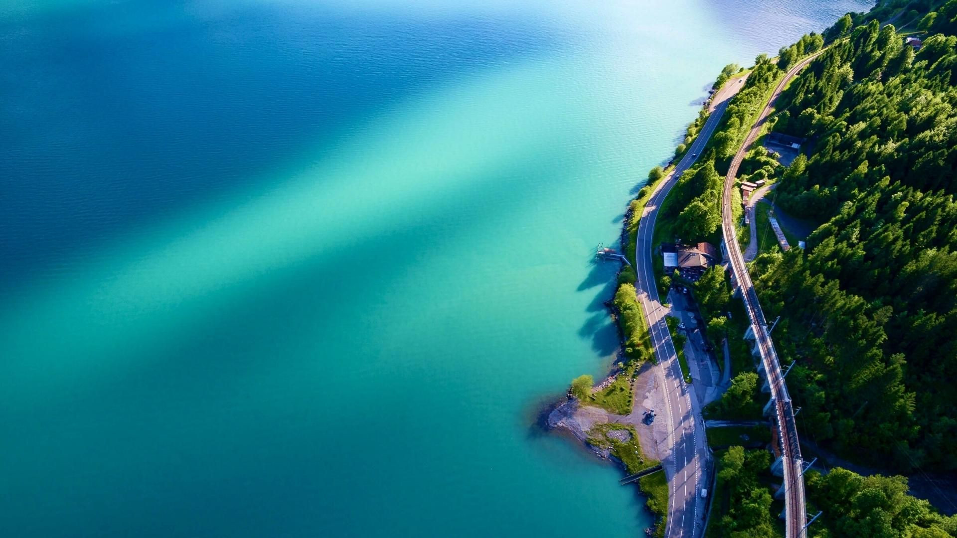 Vue aérienne des eaux turquoise du lac de Brienz - Suisse