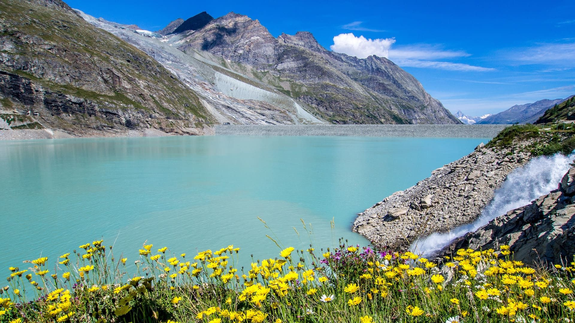 Lac turquoise de Mattmark et montagnes - Valais - Suisse