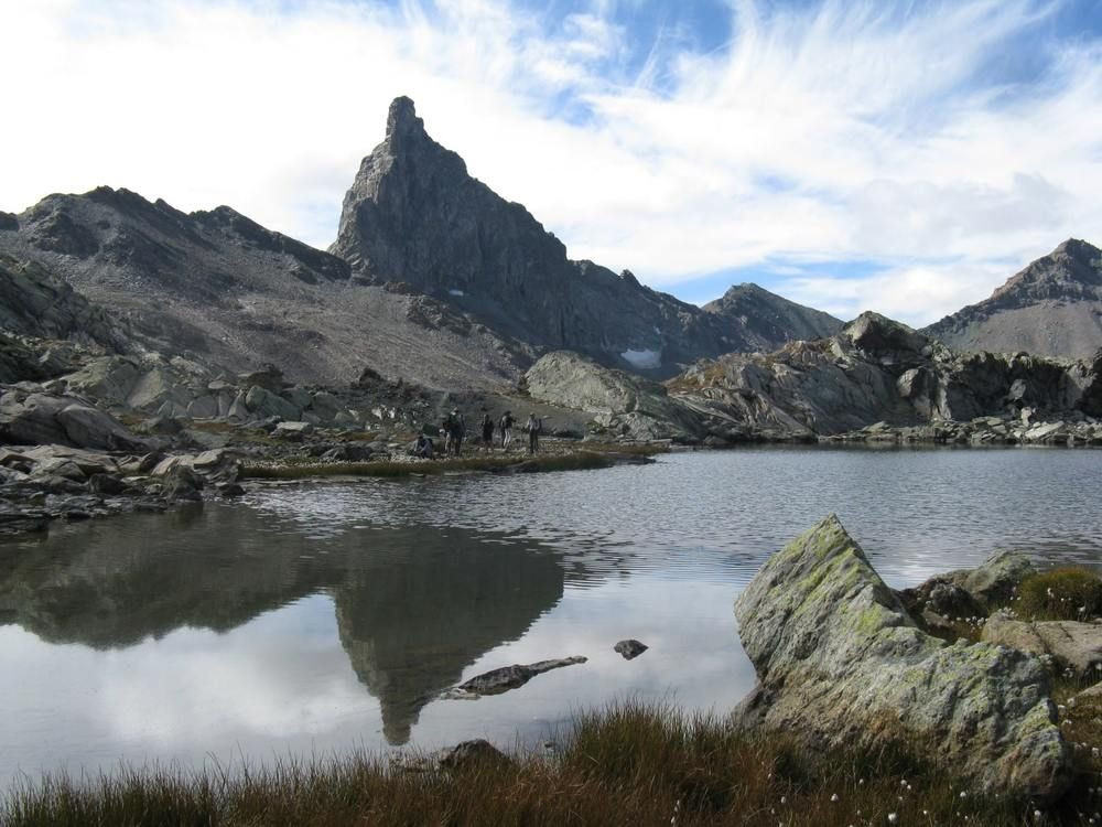 Lac de montagne et pic rocheux - Alpes - France