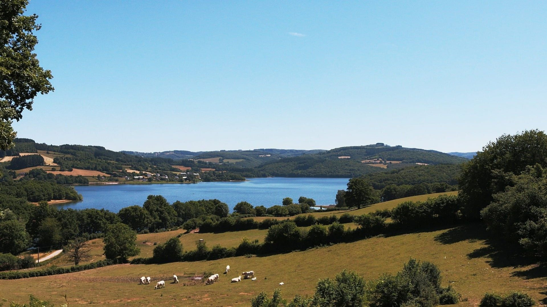 Lac de Pannecière et collines boisées du Morvan - Nièvre - France