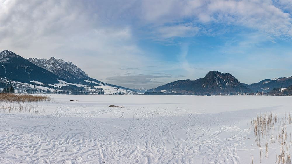 Lac de Walchsee gelé en hiver et montagnes enneigées - Tyrol - Autriche
