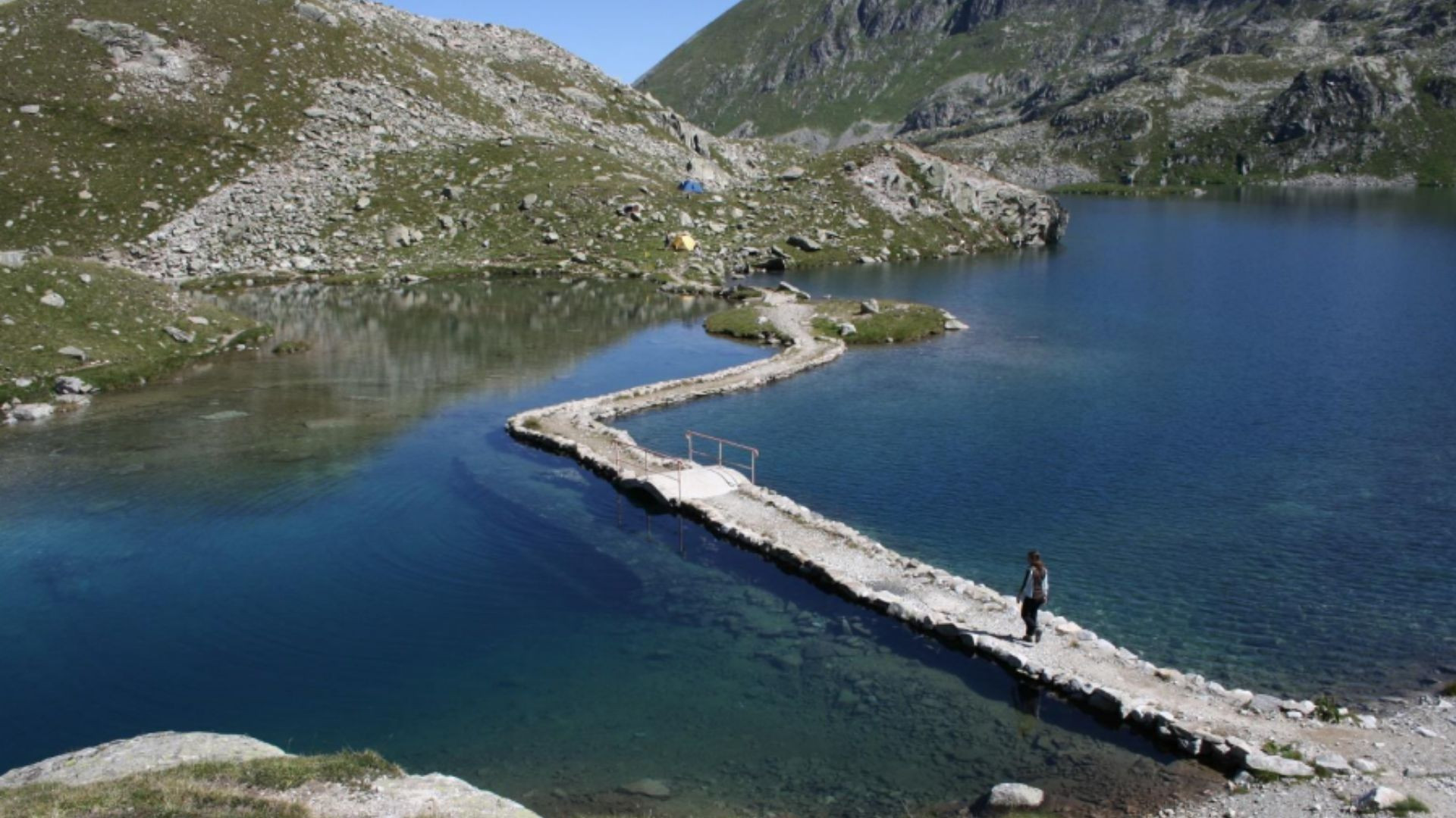 Randonneuse sur la digue du lac des 7 Laux - Belledonne - France
