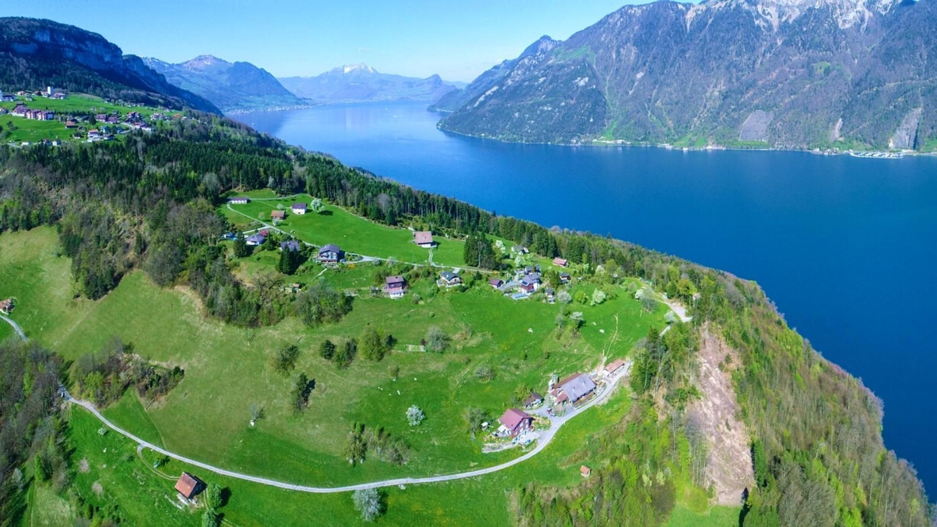 Vue aérienne du lac des Quatre-Cantons - Suisse