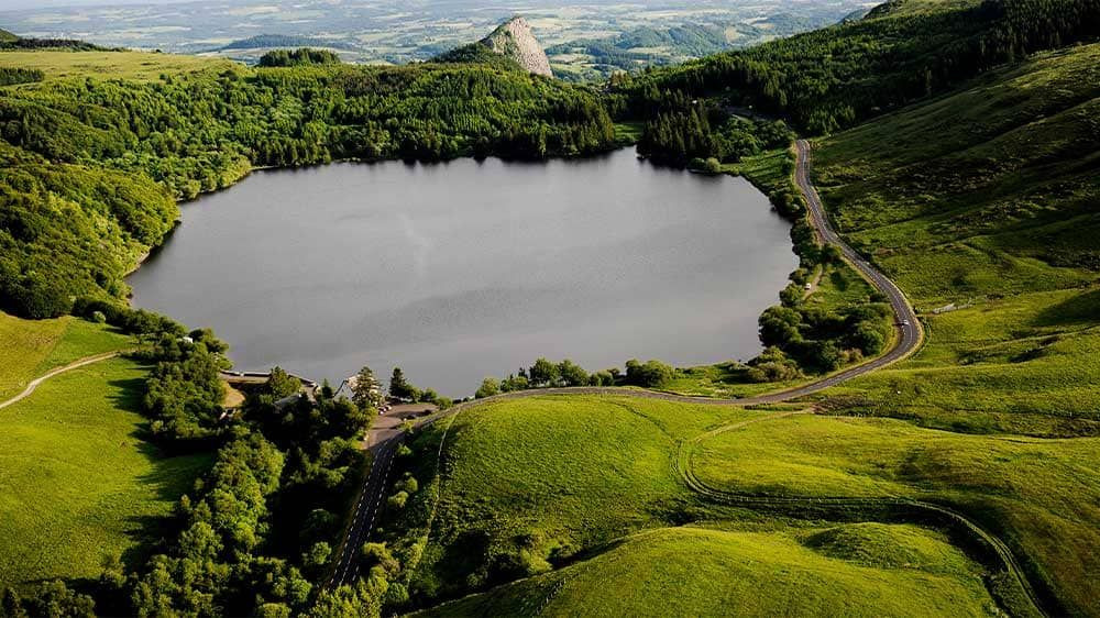 © G. Fayet Lac du Guéry et la Roche Tuilière vus du ciel - Massif du Sancy - Auvergne