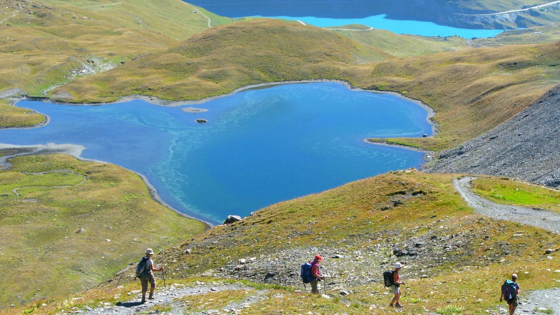 Randonneurs au-dessus d'un lac d'altitude - Chamonix-Zermatt - Suisse