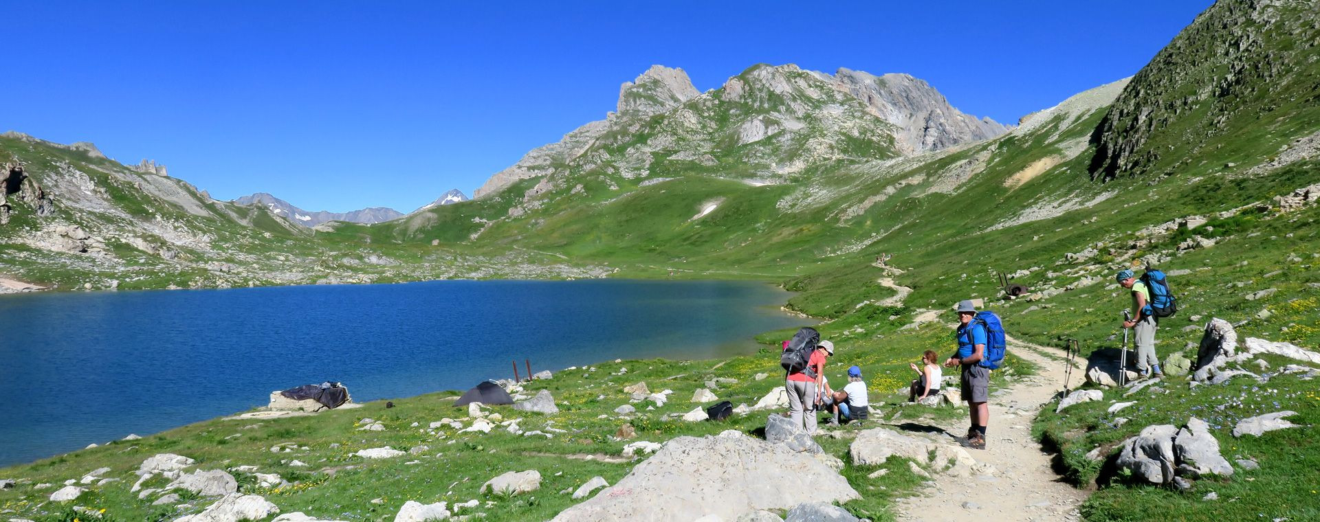 Randonneurs au bord d'un lac d'altitude - entre Écrins et Thabor - Alpes - France