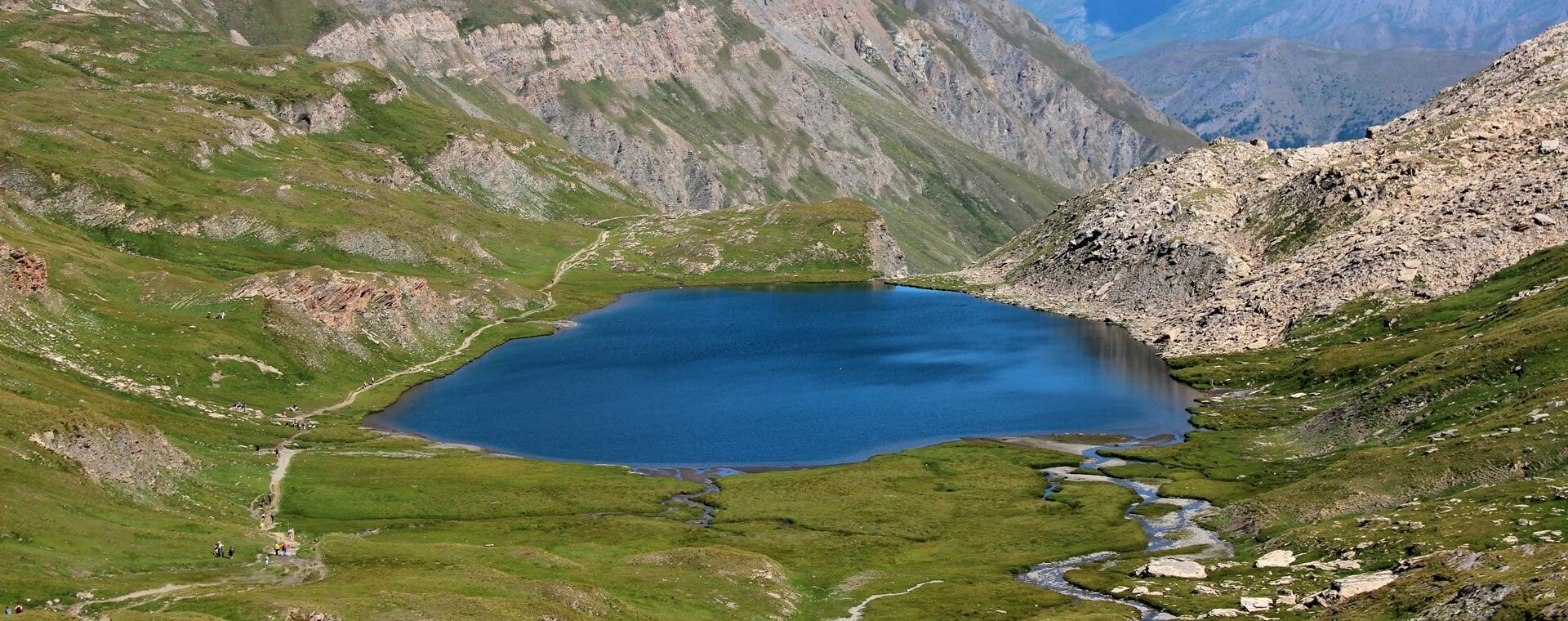 Lac de montagne dans une vallée verdoyante - Queyras - Alpes - France