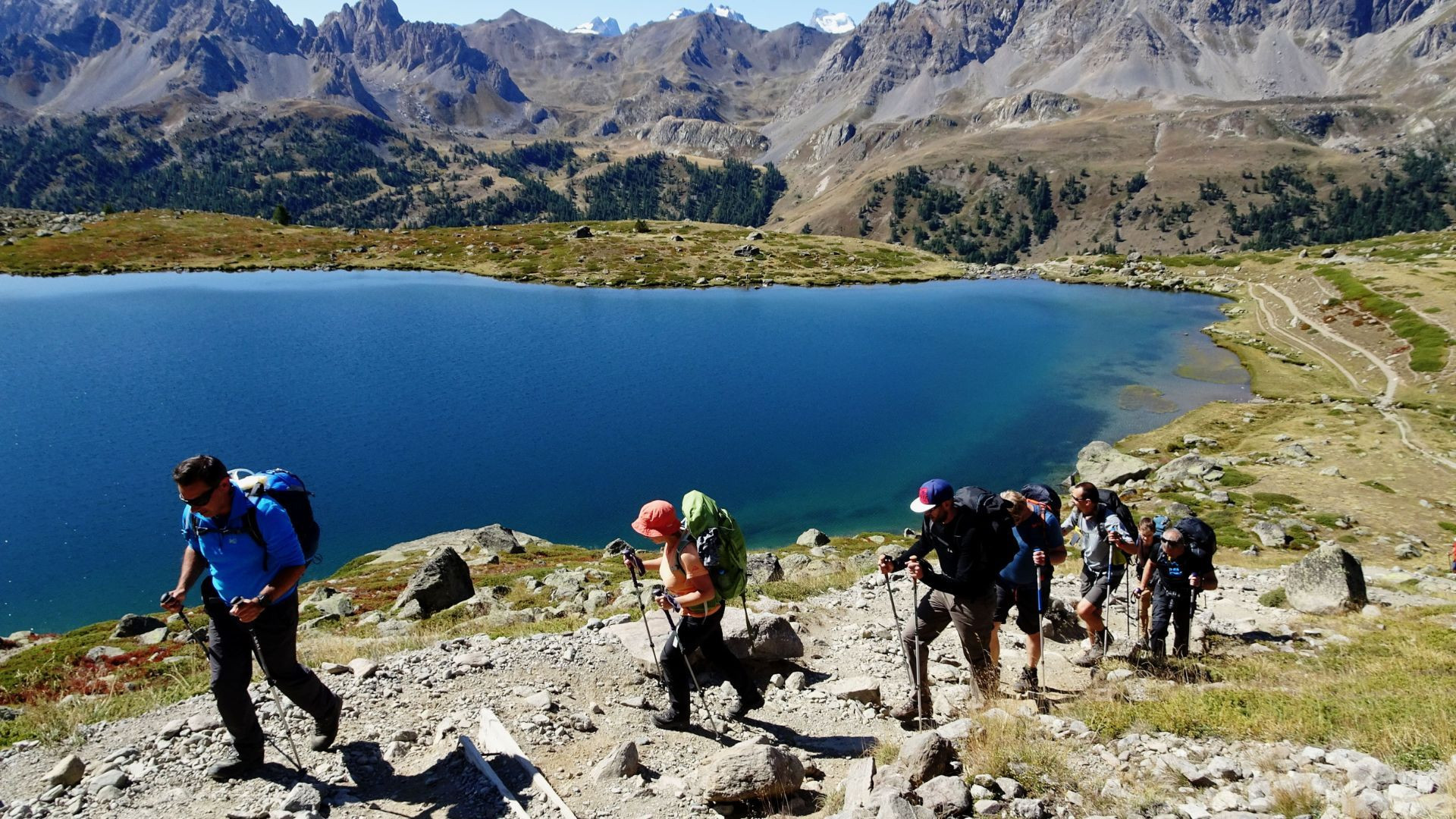 Randonneurs au-dessus d'un lac d'altitude - Alpes - France