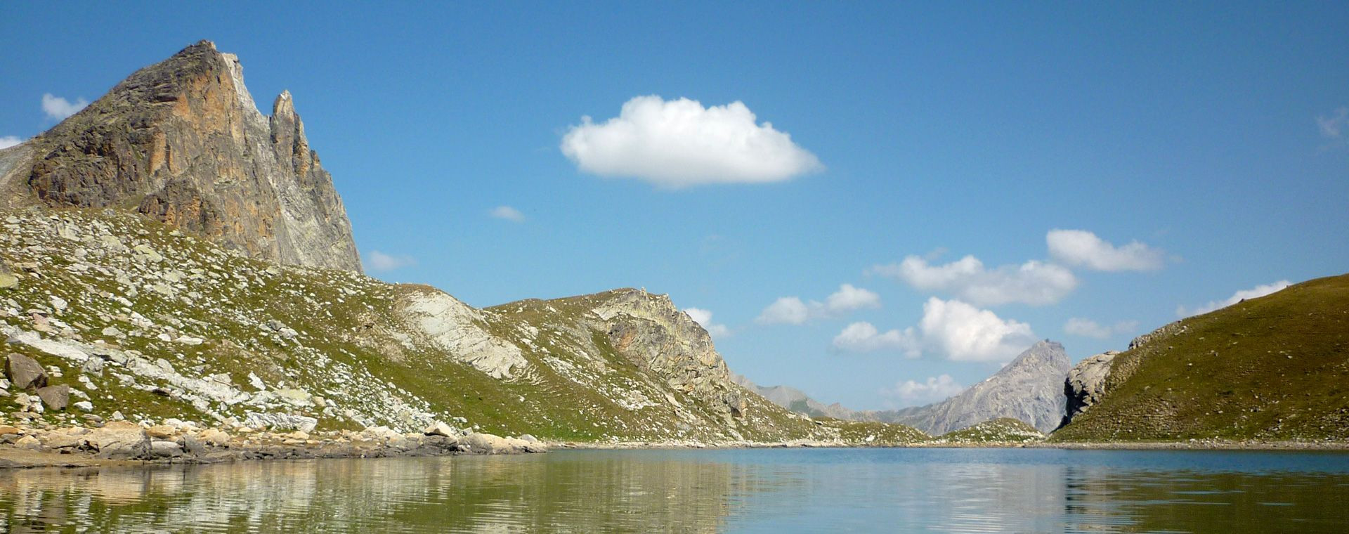 Lac de montagne et aiguille rocheuse - Haute Ubaye - France