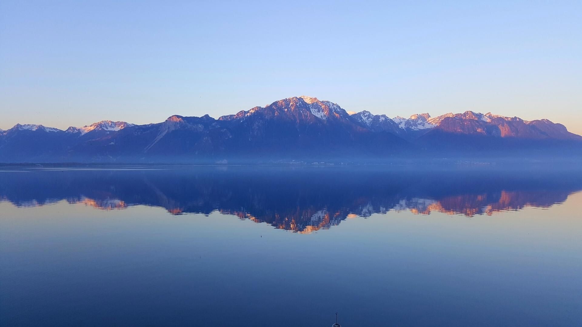 Reflets des Alpes sur le lac Léman au crépuscule - Suisse
