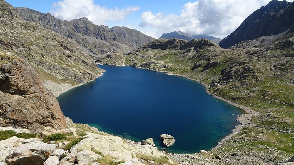 Lac d'altitude entouré de sommets rocheux - Mercantour - France